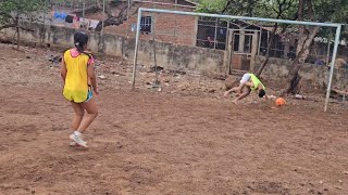 Entrenando los penales, la sofia casi lesiona a loro con tremendo penalti qué tiro,es una bestia🤣😱