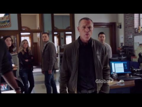 Download An undercover deal doesn't go well & Olinsky gets arrested I Chicago P.D 5.21