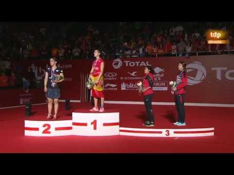 Carolina Marín recoge su oro en bádminton con el himno de España con letra Pemán