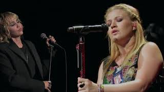 Video voorbeeld van "Kelly Clarkson & Miley Cyrus - Fade Into You"