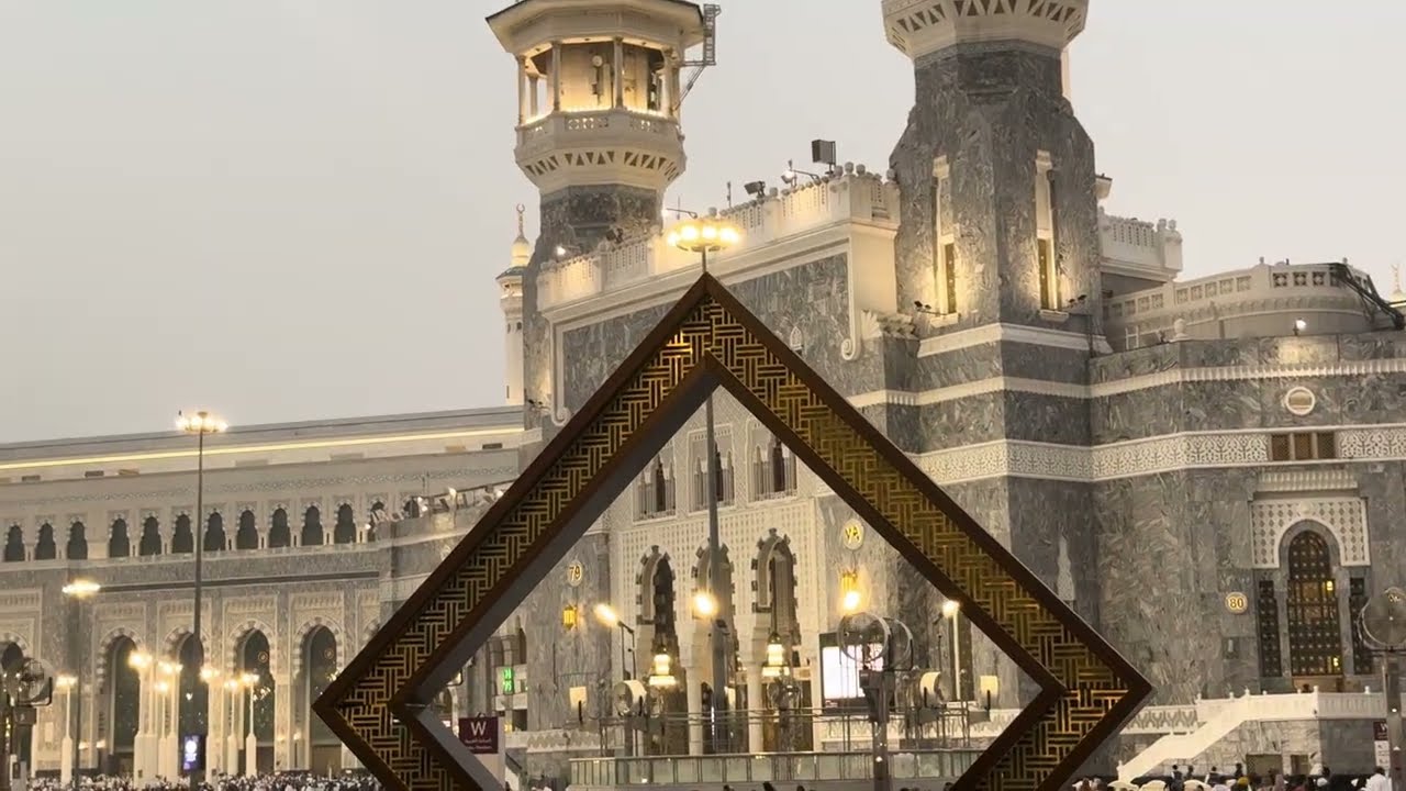 شاهد ساحات وطرقات المسجد الحرام تتزين بزينة رمضان