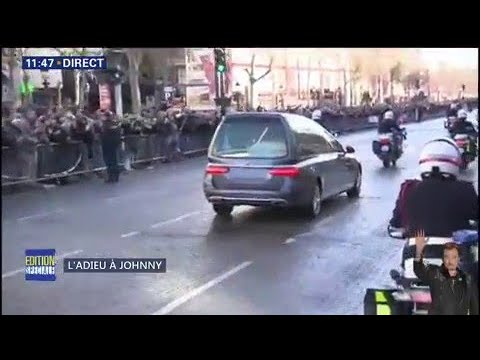 Les bikers aux côtés du cortège de Johnny Hallyday sur les Champs-Élysées