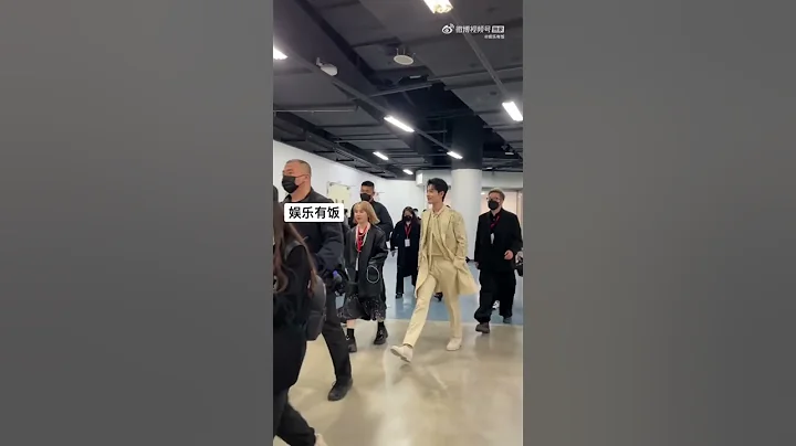 肖戰#xiaozhan & 2023微博之夜WeiboNight：進出會場，走路都散發著魅力！In and out of the venue, even walking is so charming! - 天天要聞