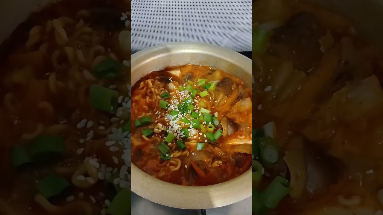 Shin Ramyun | Kimchi Soup #shinramyun #kimchi ✨️👌🍜 #comfortfood #youtubevideo #youtube 😋 #youtuber 
