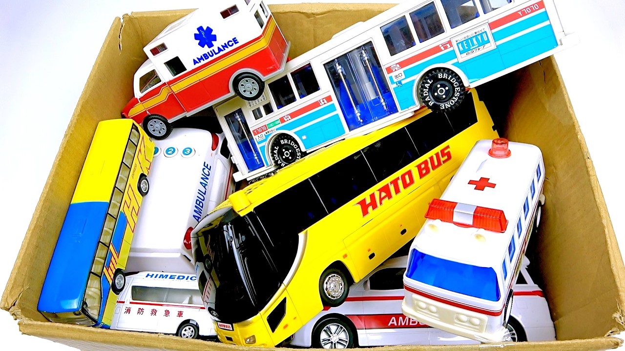 救急車とバスのミニカーが走る！緊急走行テスト！サイレンありで坂道を軽快に走る。