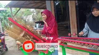 ANGKLUNG TINGGAL KENANGAN. TAK DI SANGKA SISWI SMP INI PANDAI MAINKAN ANGKLUNG. SKIL PRO