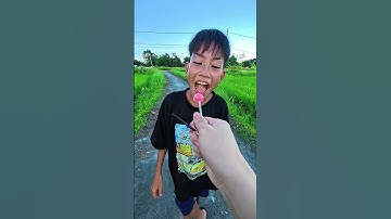 Trẻ trâu ăn kẹo mút 🍭 7 màu hài hước - Cậu bé khóc vì hết kẹo ! #shorts