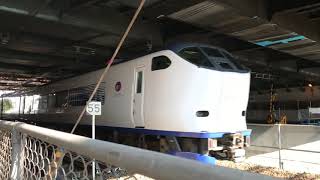◆梅田貨物線を走る、6両編成　特急はるか　「一人ひとりの思いを、届けたい　JR西日本」◆
