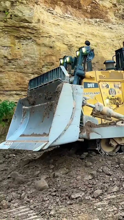 CAT D9 pushing downhill! #cat #caterpillar #dozer
