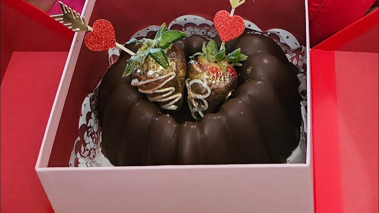 Gelatina tres leches cubierta de chocolate