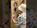 高田村交易所にサインを書きに行った様子