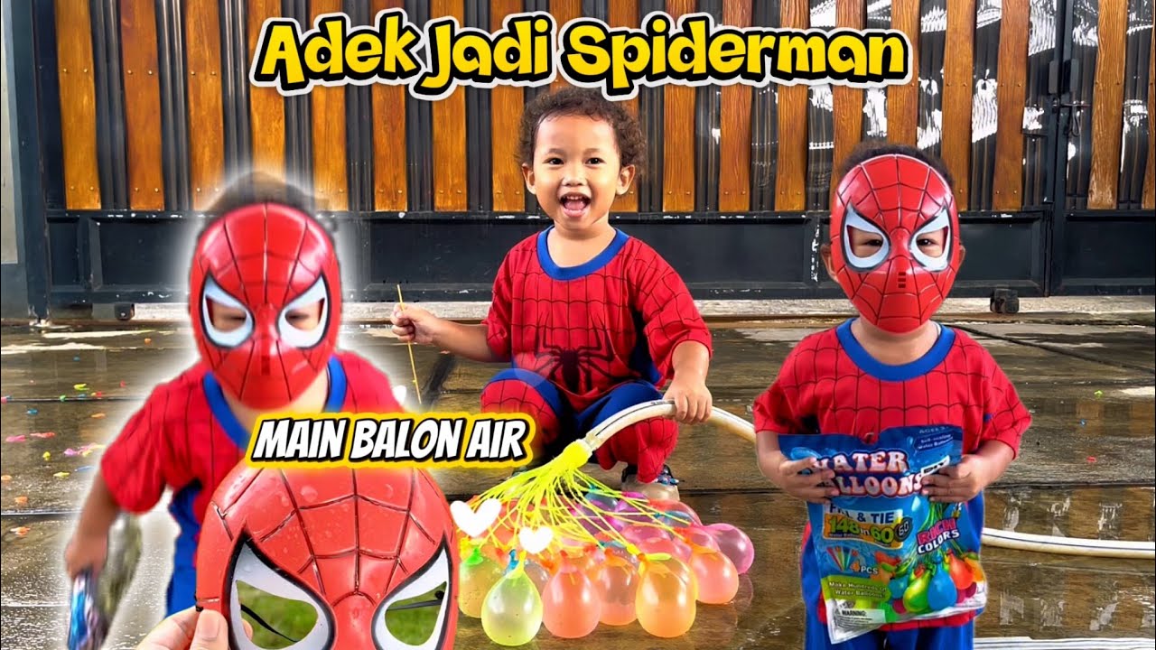 Младший брат превращается в Человека-паука, играя с водяными шариками.