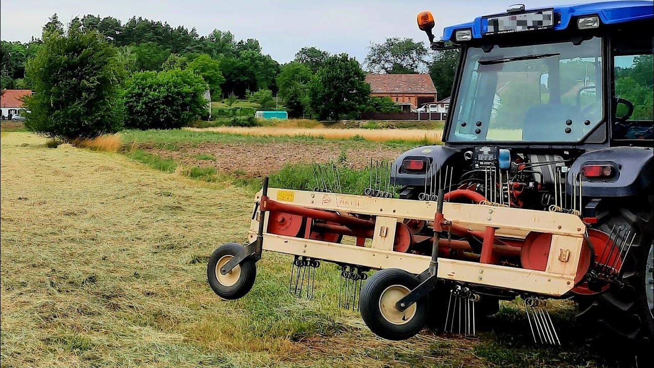 Solis 26 Heuwenden mit Kleintraktor und Bandrechen / Hay turning with compact tractor