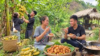 Harvesting ripe bananas to take to the market and make traditional fried bananas.