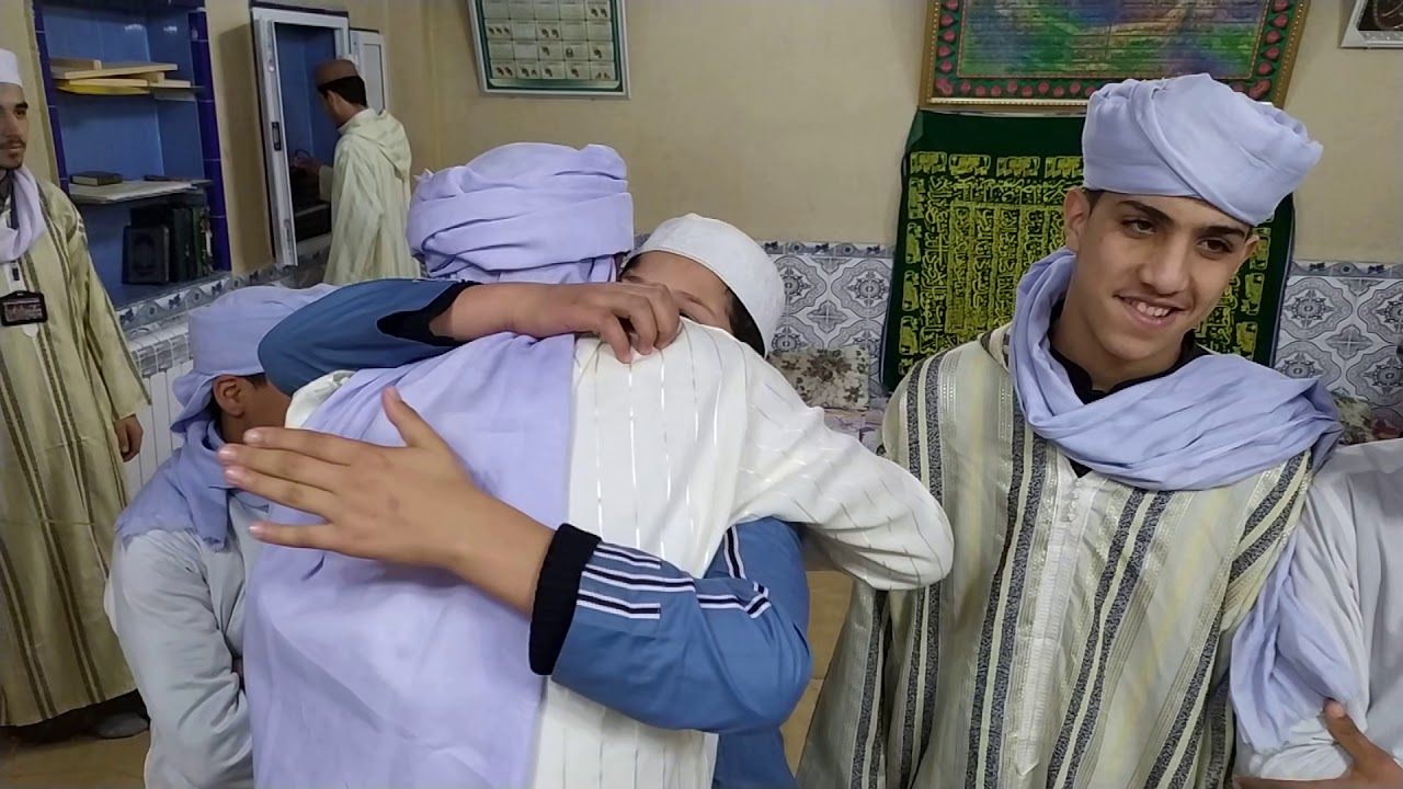 هكذا استقبل طلبة زاوية الشيخ بلعيساوي زميلهم القادم من البقاع المقدسة