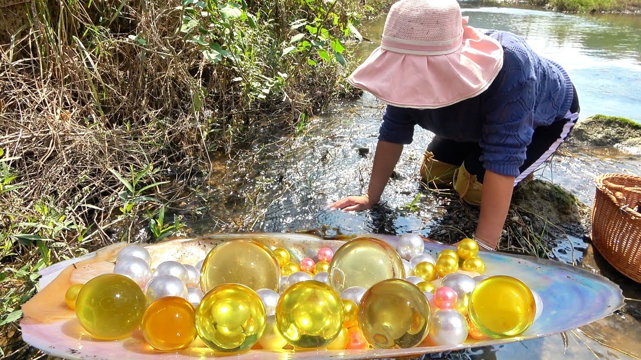 Treasure Hunting Story: A girl delves into the water and discovers ...