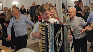 24 Stycznia 2026 Wzięli Ich W Kółeczko Gdy Ślicznym Walczykiem Sebastian Zaskoczył Wychodzące Pary