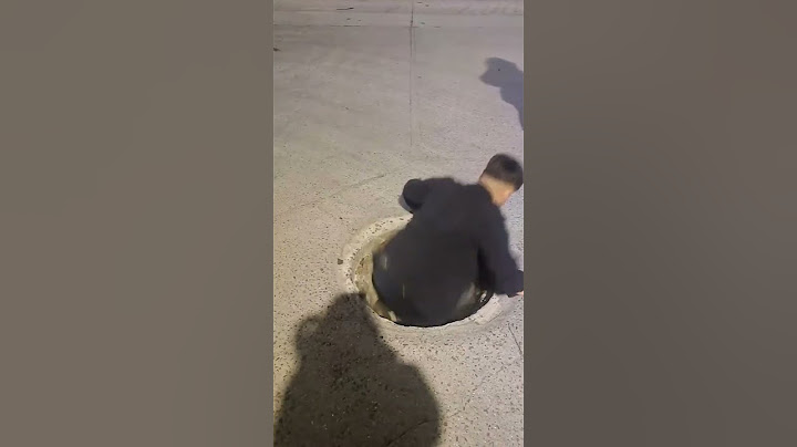 Man valt door enorm gat in de grond! 🫣🕳️ - 🎥 Viralhog