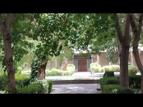 قدم زدن در پیاده روی خیابان استانداری روبه روی موزه هنرهای معاصر و دانشگاه هنر اصفهان