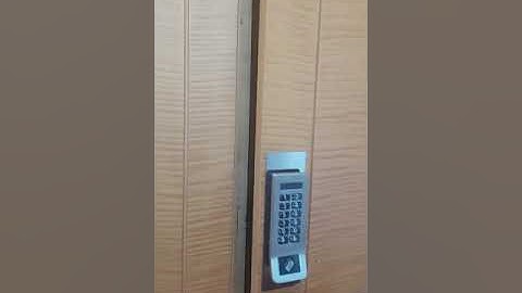 Oji digital locker lock RLM937 in use.