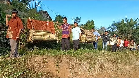 Pernikahan Viral Bawa 7 Dongdang & 500 M melewati Jalan Setapak Di Kampung Cihanjuang Garut