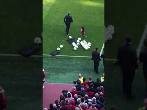 شاهد تفاعل جماهير ليفربول مع مهارات مكه محمد صلاح وغضبهم عندما اخذ منها كرة القدم !!