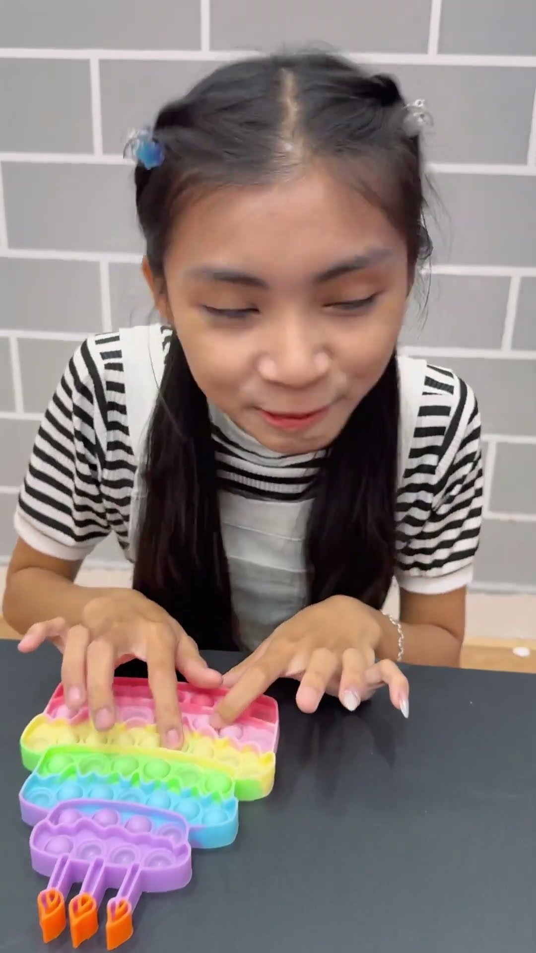 LNF - Cô ấy là nữ hoàng pop it || She is the pop it queen #shorts