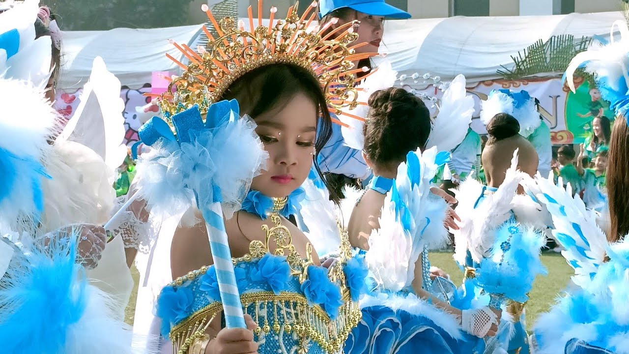 น้องพอใจเดินขบวนกีฬาสี สีฟ้า อนุบาล2โรงเรียนสหวิทย์ อนุบาลสองภาษา สุพรรณบุรี