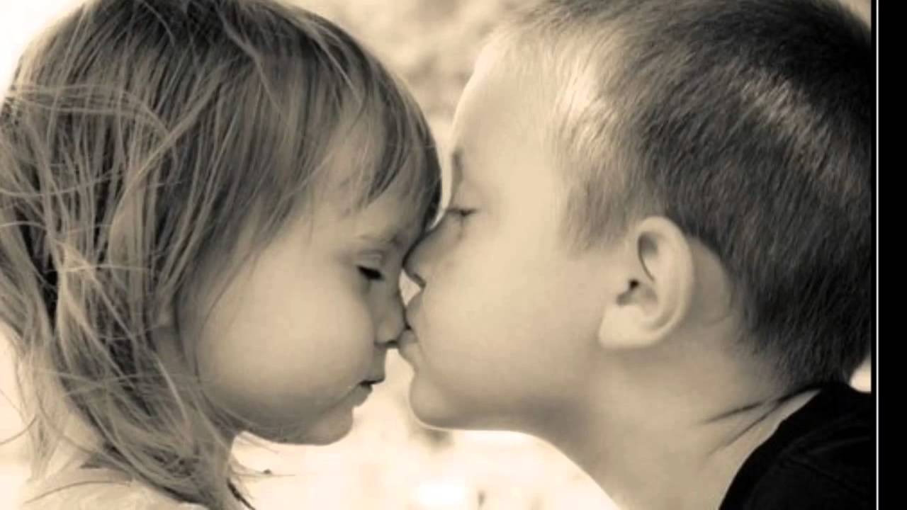 Детский поцелуй. Любовь к ребенку. Ребенок целует. Поцелуй в щечку теплые.