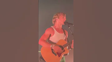 ross lynch singing “austin & ally” theme song on 10 year anniversary #rosslynch #thedriverera