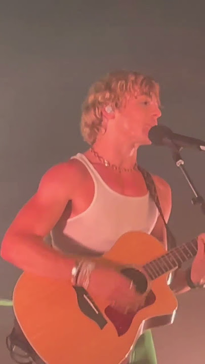 ross lynch singing “austin & ally” theme song on 10 year anniversary #rosslynch #thedriverera