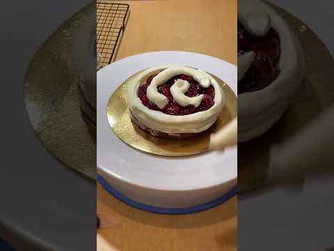 Сборка бенто-торта шоколадный с вишней🍒 . Нравится такой формат? #бентоторт  #вишня #залипашки