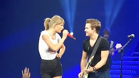 Taylor Swift & Hunter Hayes - I Want Crazy (Live a...