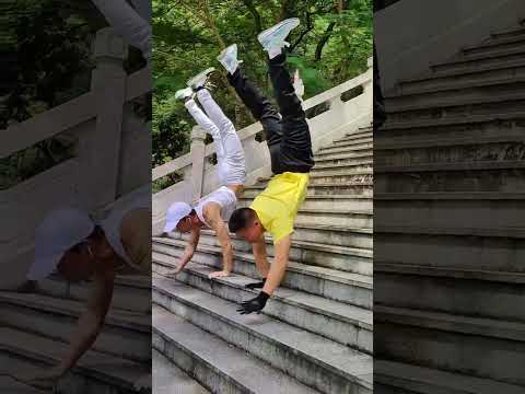Learn a little bit every dayDaily training handstandPlease do not imitate professional actions