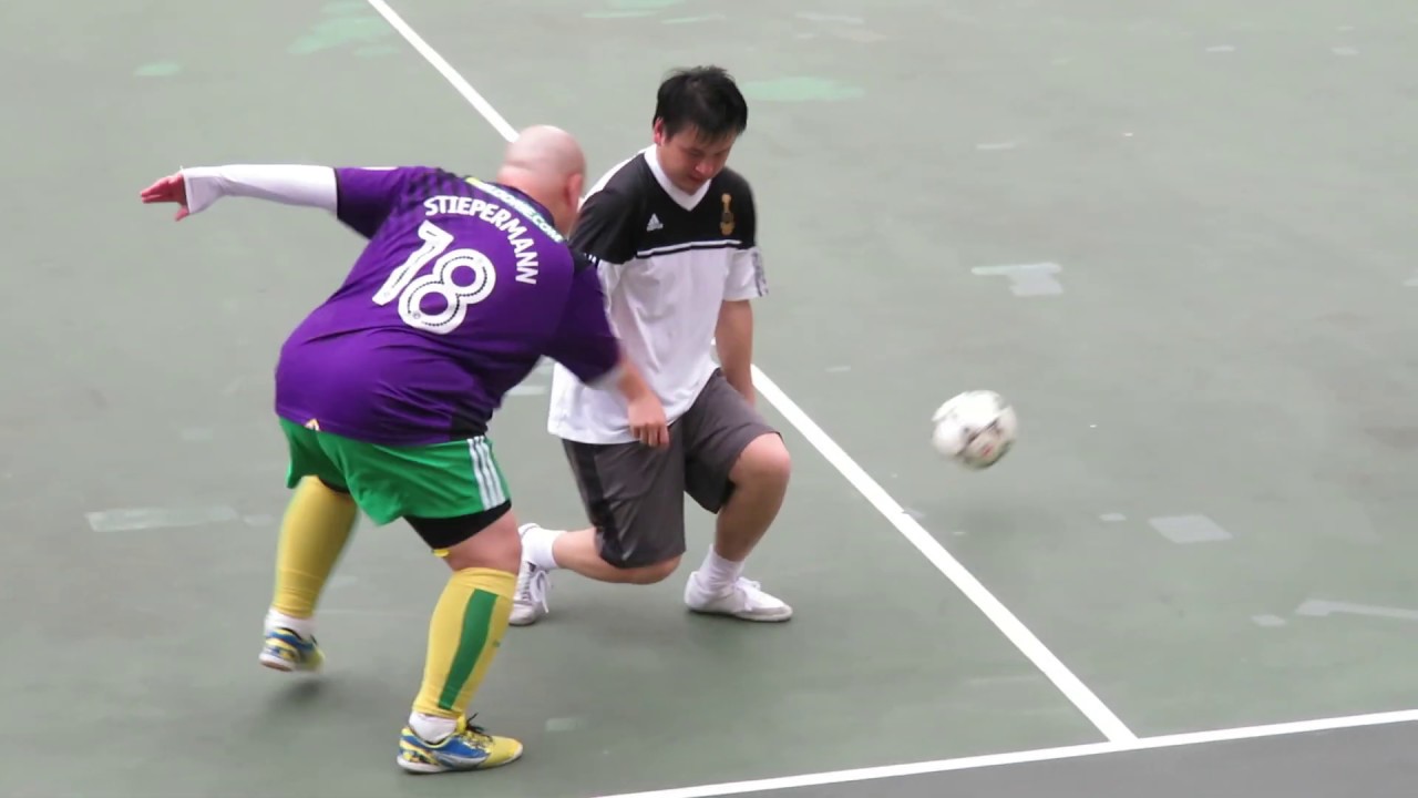 XXL16 try to dribble in midfield but fail.