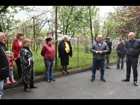 გუბერნატორი და მერი ფაიფურის დასახლებაში მაცხოვრებლებს შეხვდენ