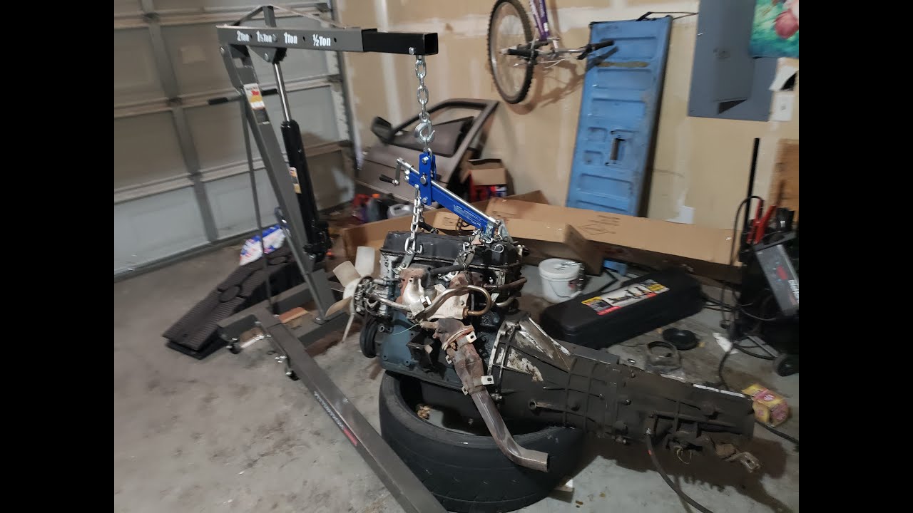 pulling the engine out the Nissan hardbody YouTube