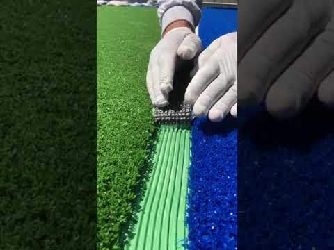 هكذا يتم تركيب العشب الاصطناعي للملاعب