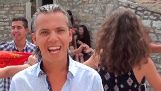 Με το κόκκινο μαντήλι - Γιώργος & Γιάννης Σκολαρίκης | Official Video Clip HD