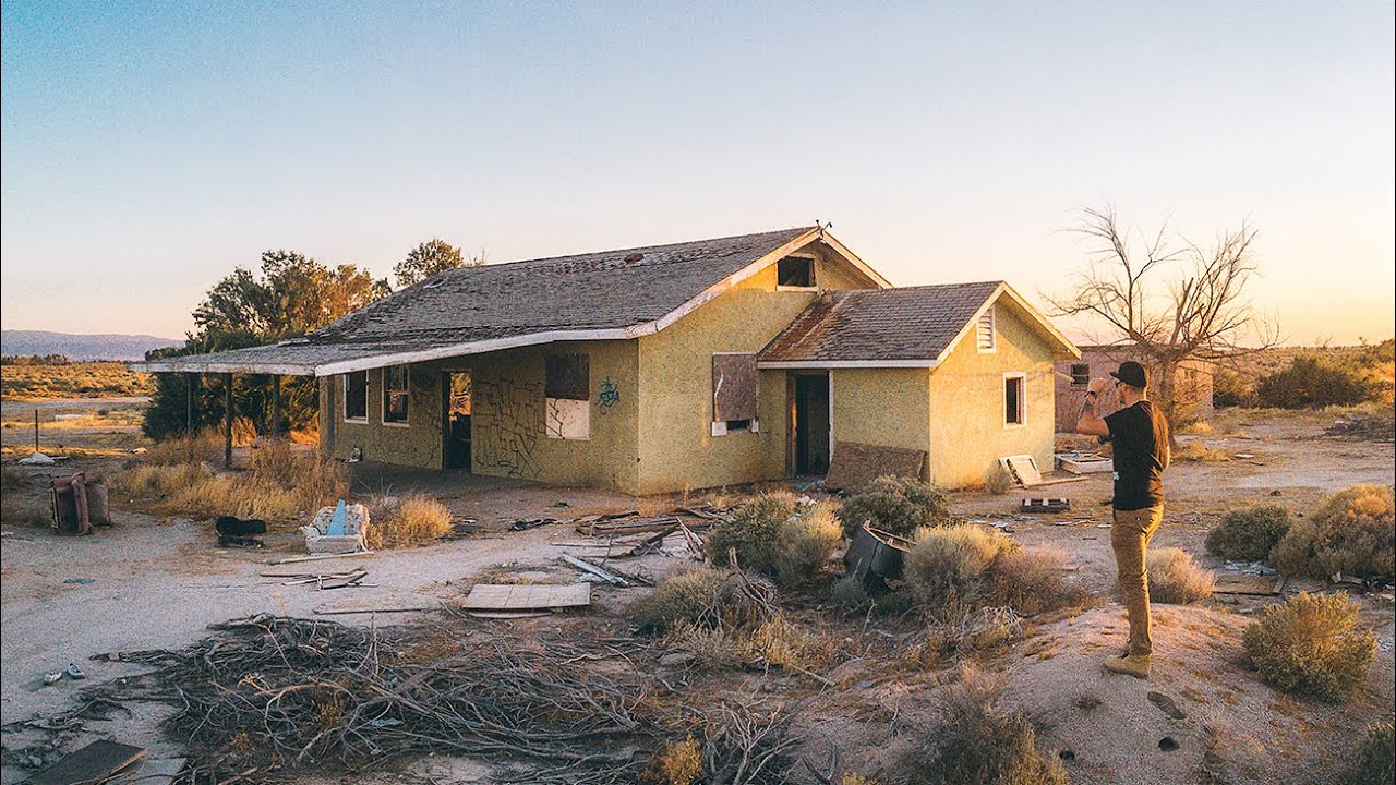 Exploring An Abandoned House In Rosamond CA - Everyone Left! 200 subs!
