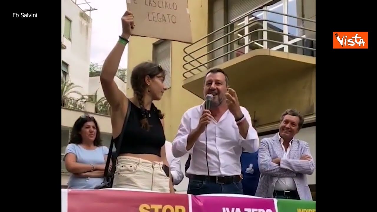 Salvini fa salire sul palco la contestatrice: 
