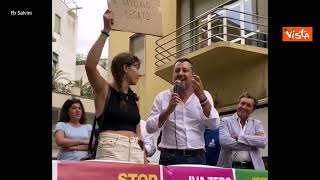 Salvini fa salire sul palco la contestatrice: "Ma apprezzi almeno una mia idea?"