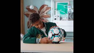 LEGO Editions 43019 Fußball - Smyths Toys Superstores DE