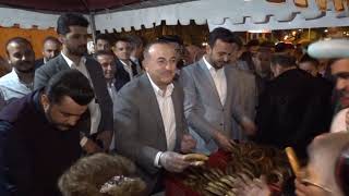 Bakan Çavuşoğlundan Vatandaşa İkram Resimi