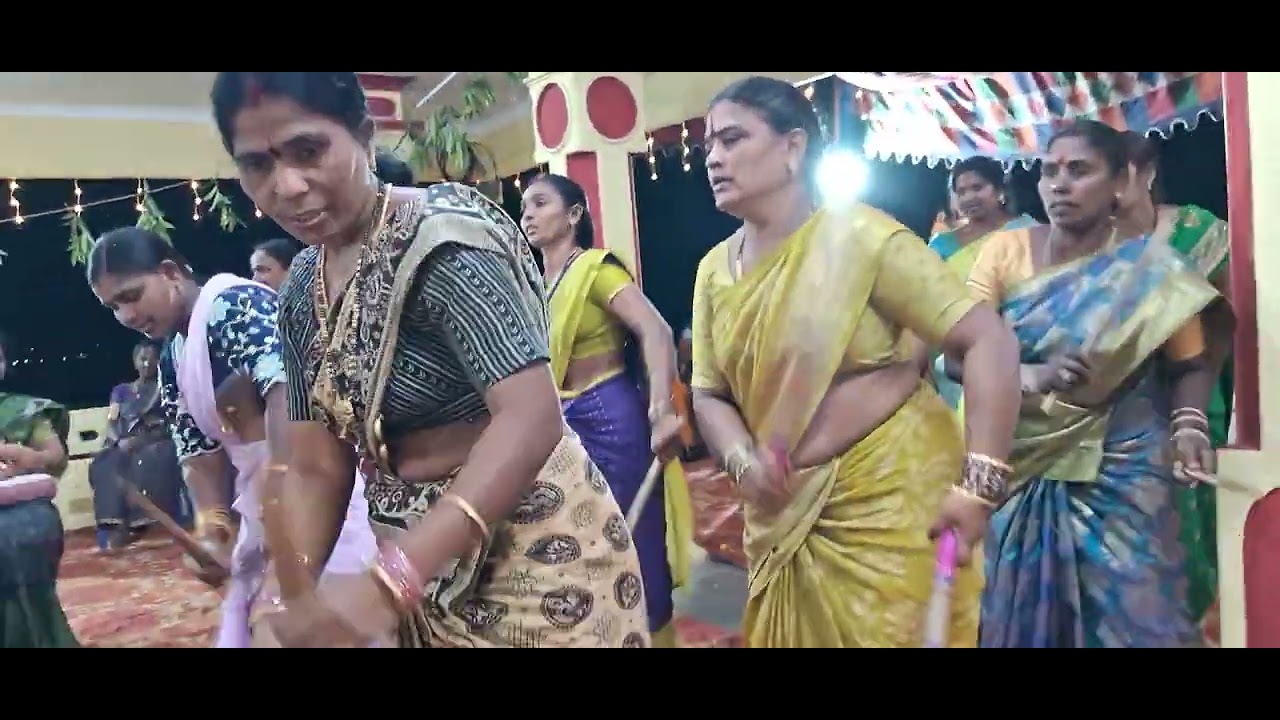 కుసుమ హరనాథ సంకీర్తనలతో అద్భుతమైన కోలాటం చూసి బాబా భజనలు లైక్ చేయండి షేర్ చేయండి భద్రాచలంలో జరిగినది