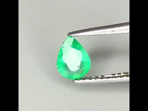 Натуральний Vivid Green Смарагд / Берил 0,57 ct 6.8 x 5 x 3.1 mm, видео 1