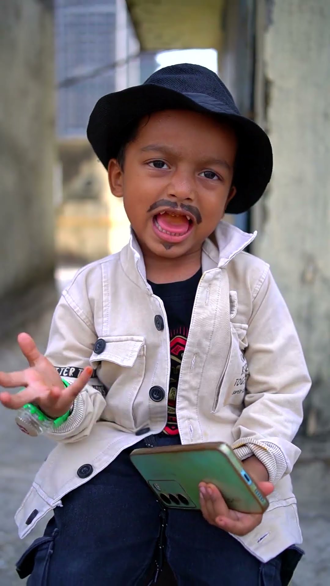 Gharmi lag rahi hai Fanka la dijiye na ? #shortvideo #funnyshorts #funnyvideo