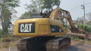 จัดเต็มงานเคลียริ่งขยายถนนสี่เลน เจอไม้ใหญ่ CAT 320D GC ดันตัวลอย ประปารั่ว excavator