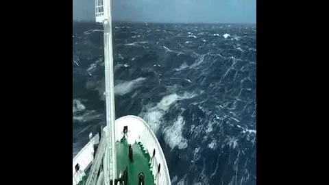 أمواج البحر الهائج 