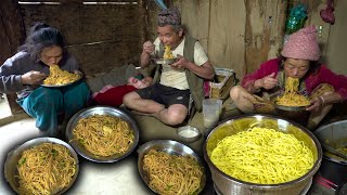 Veg noodles Chowmein Recipe cooking & Eating in Village kitchen || Vegetable Chowmein Recipe Mukbang